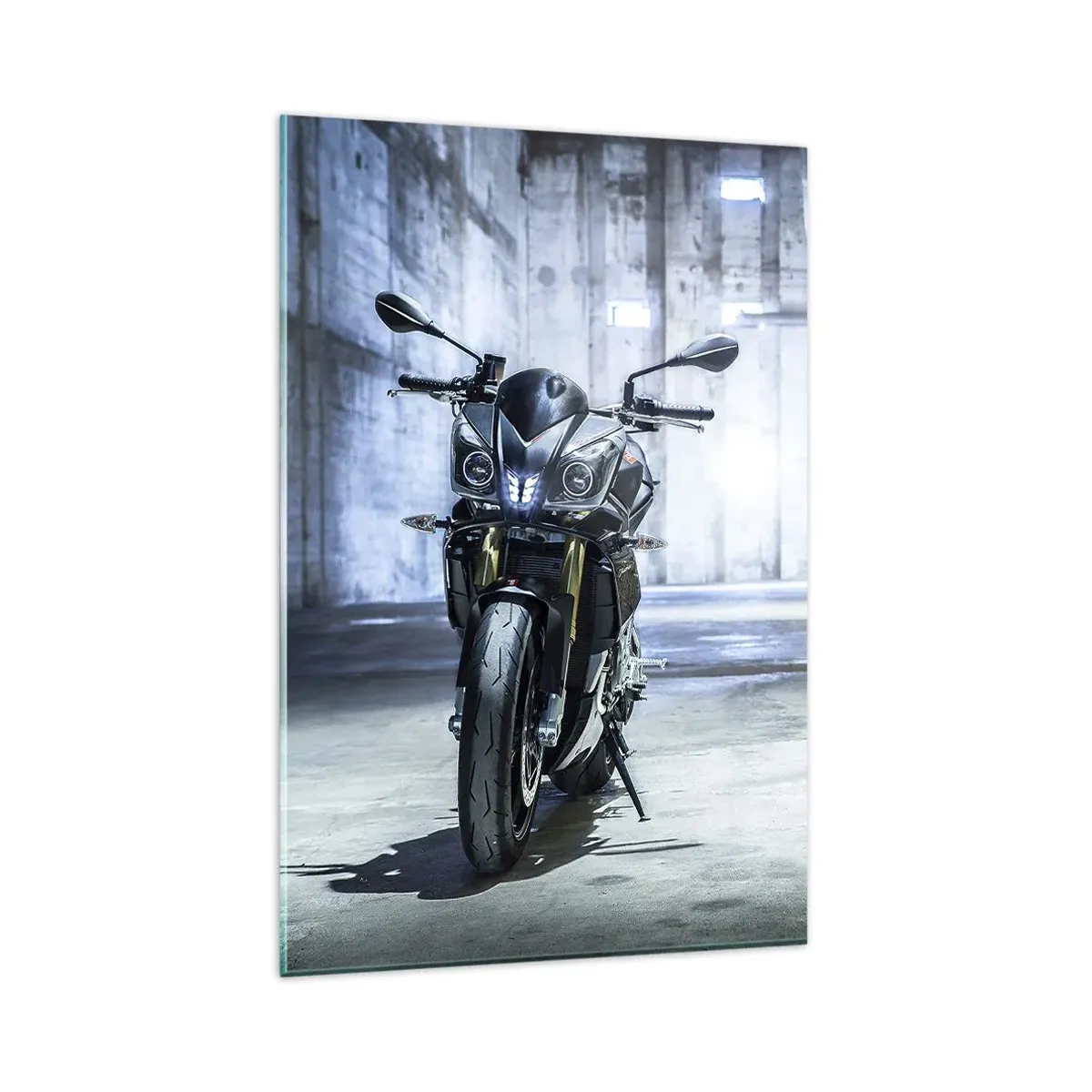 Quadro su vetro - Una motocicletta moderna in un interno industriale - 80x120cm - Prima che rombi il motore - Decorazione murale moderna per soggiorno e camera da letto ARTTOR
