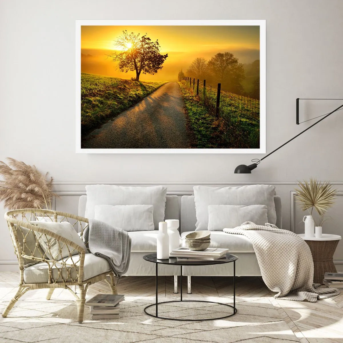 Poster - Una strada pittoresca al tramonto con un albero solitario sullo sfondo - 100x70cm - Pomeriggio di miele - Decorazione murale moderna per soggiorno e camera da letto ARTTOR