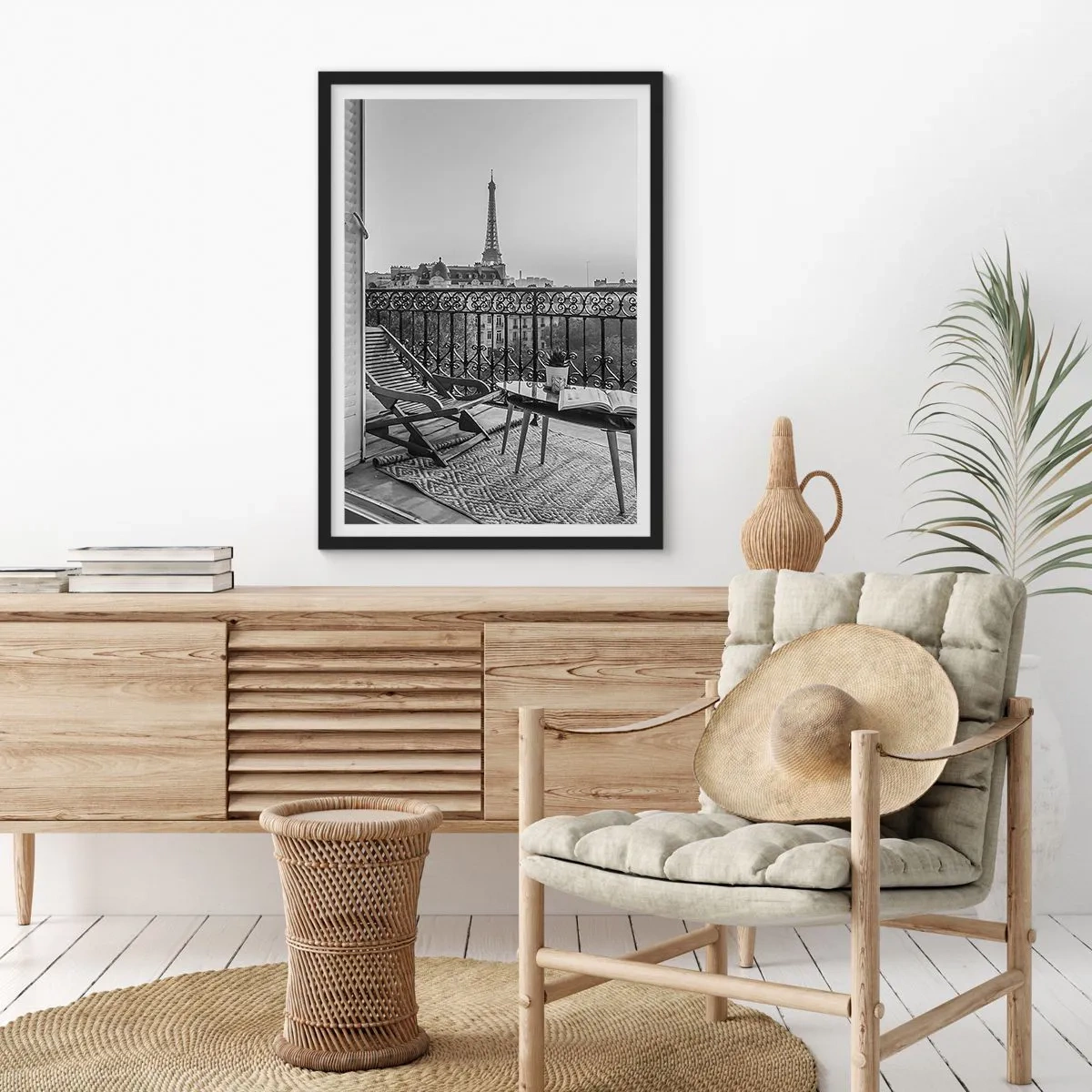 Poster in cornice nera - Vista della Torre Eiffel da un elegante balcone parigino - 50x70cm - Pomeriggio parigino - Decorazione murale moderna per soggiorno e camera da letto ARTTOR