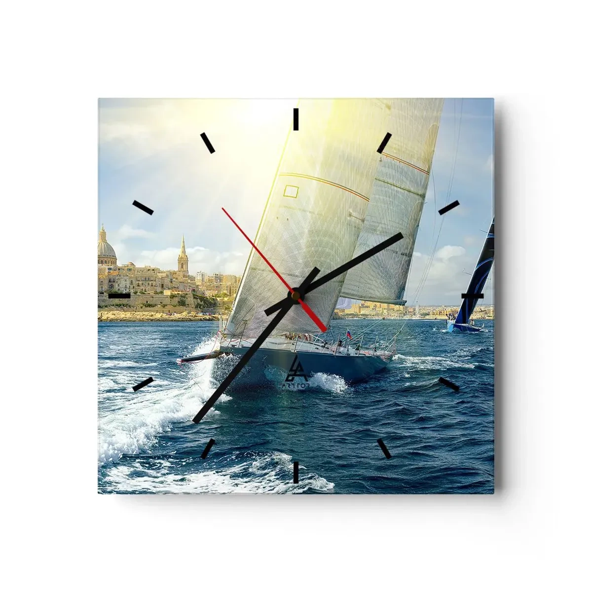 Orologio da parete - Orologio in Vetro - Gara di yacht sullo sfondo di una costa soleggiata - 30x30cm - Tempo di lasciare la città - Decorazione murale moderna per soggiorno e camera da letto ARTTOR