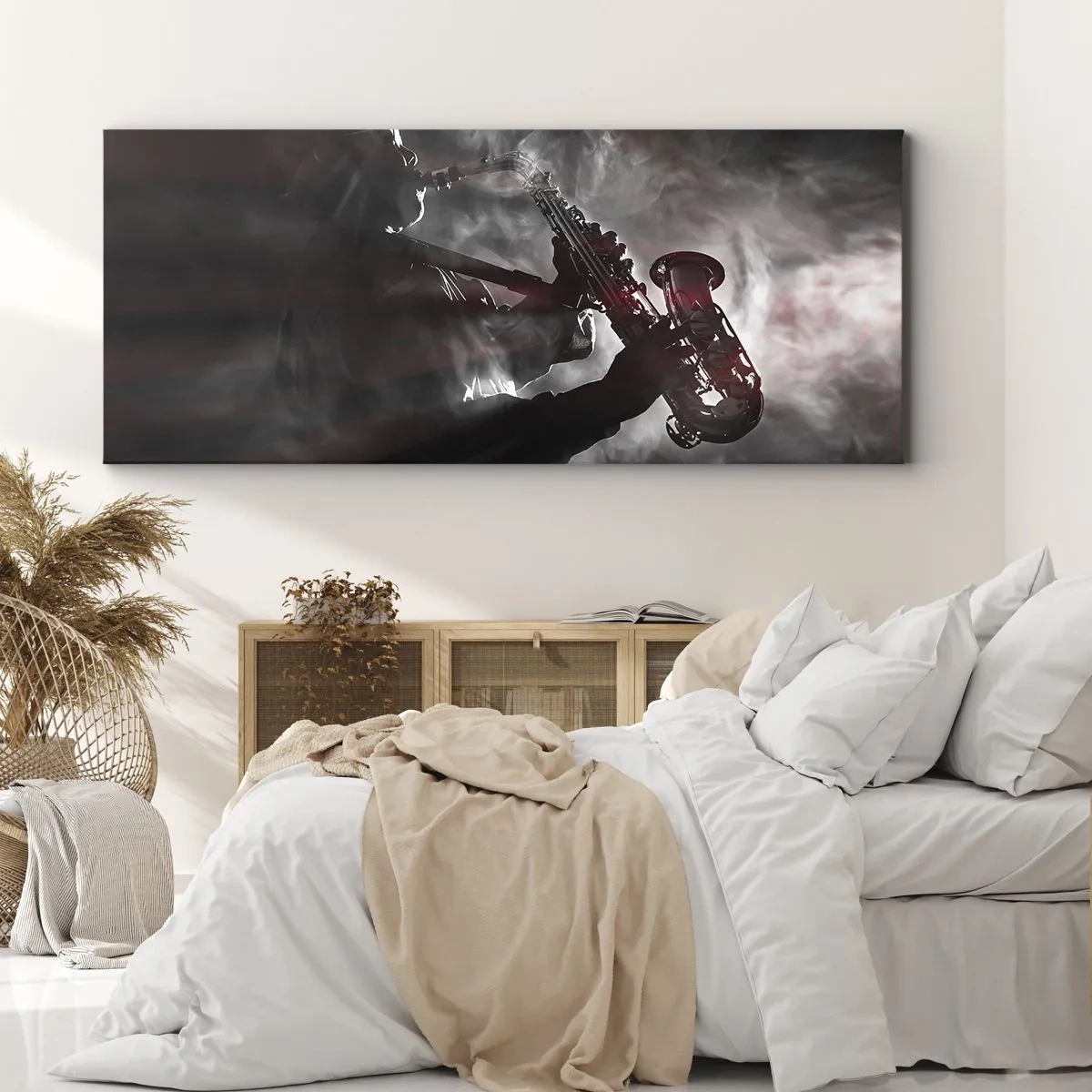 Quadro su tela - Stampe su Tela - Sassofonista in fumo sul palco in un suggestivo abito nero e rosso - 160x50cm - Nei fumi del jazz - Decorazione murale moderna per soggiorno e camera da letto ARTTOR