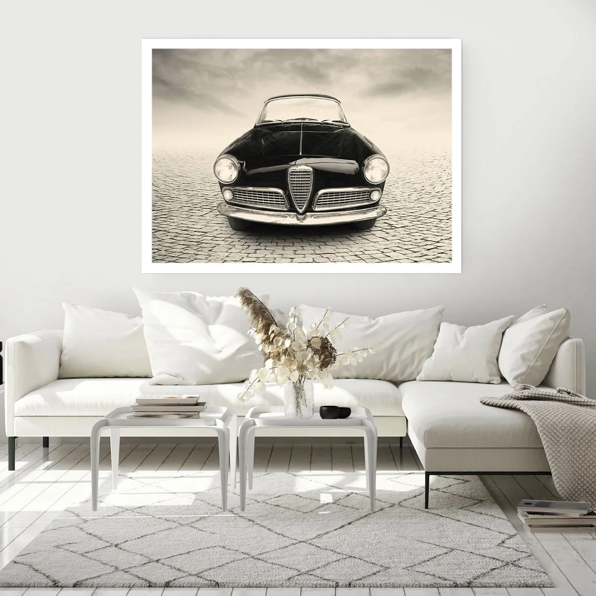 Poster - Un'auto d'epoca su una piazza di ciottoli in stile monocromatico - 100x70cm - Come non amarmi? - Decorazione murale moderna per soggiorno e camera da letto ARTTOR