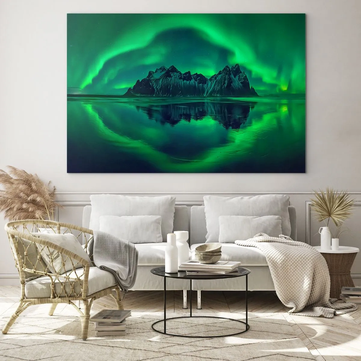 Quadro su vetro - L'aurora boreale che aleggia su un paesaggio montano e si riflette nell'acqua - 100x70cm - Tra le braccia dell'aurora boreale - Decorazione murale moderna per soggiorno e camera da letto ARTTOR