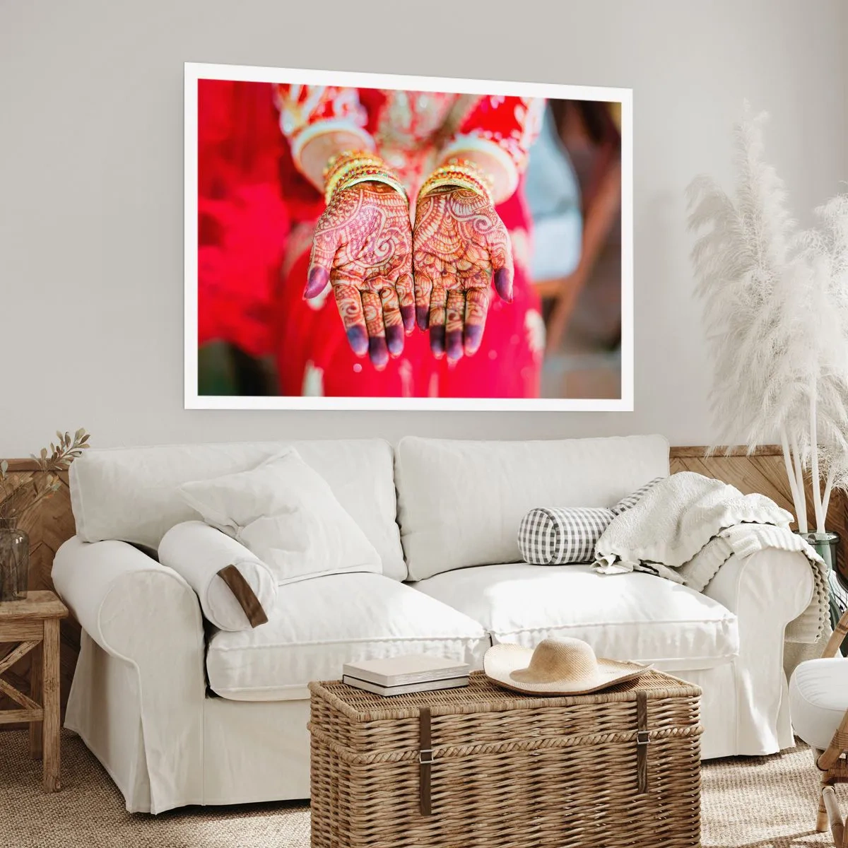 Poster - Mani decorate con l'henné sullo sfondo di un vestito rosso - 100x70cm - Pronta ad afferrare la fortuna - Decorazione murale moderna per soggiorno e camera da letto ARTTOR