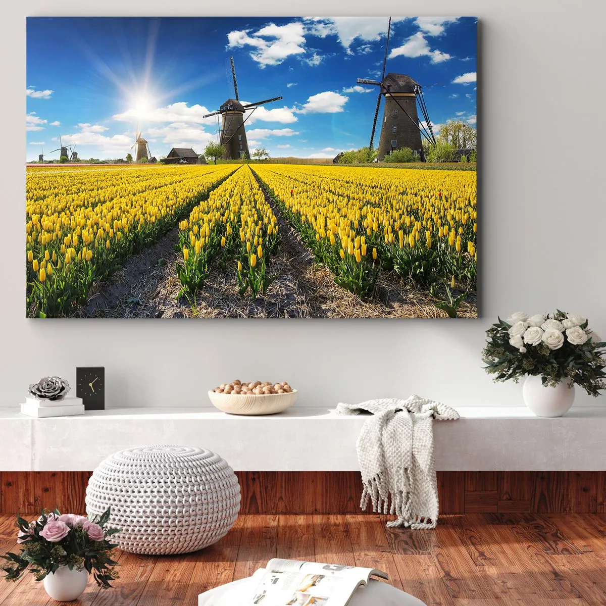 Quadro su tela - Stampe su Tela - Un campo di tulipani gialli con mulini a vento all'orizzonte - 100x70cm - Più olandesi di così non si può - Decorazione murale moderna per soggiorno e camera da letto ARTTOR