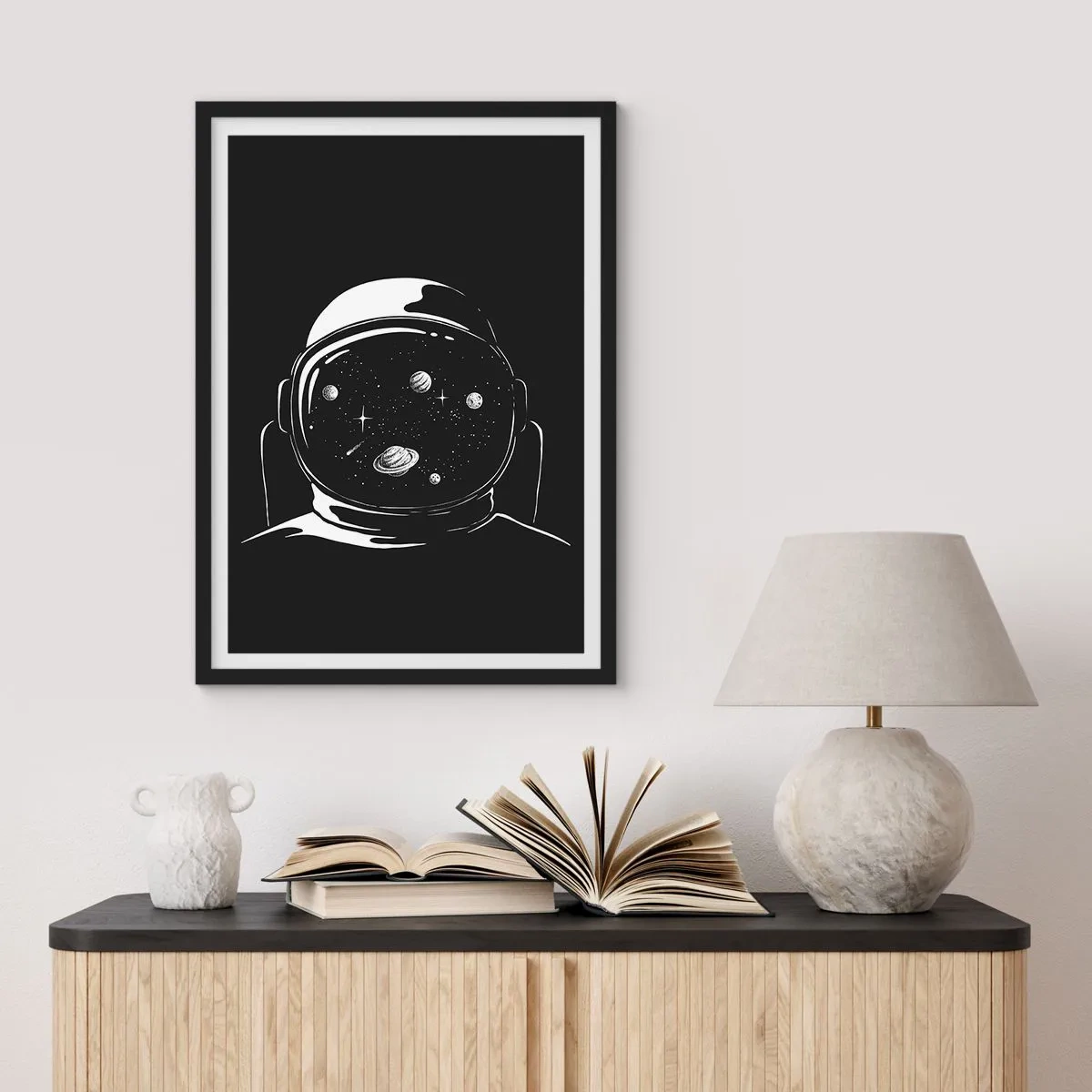 Poster in cornice nera - Astronauta con lo spazio riflesso nel suo casco - 50x70cm - Panorama niente male - Decorazione murale moderna per soggiorno e camera da letto ARTTOR