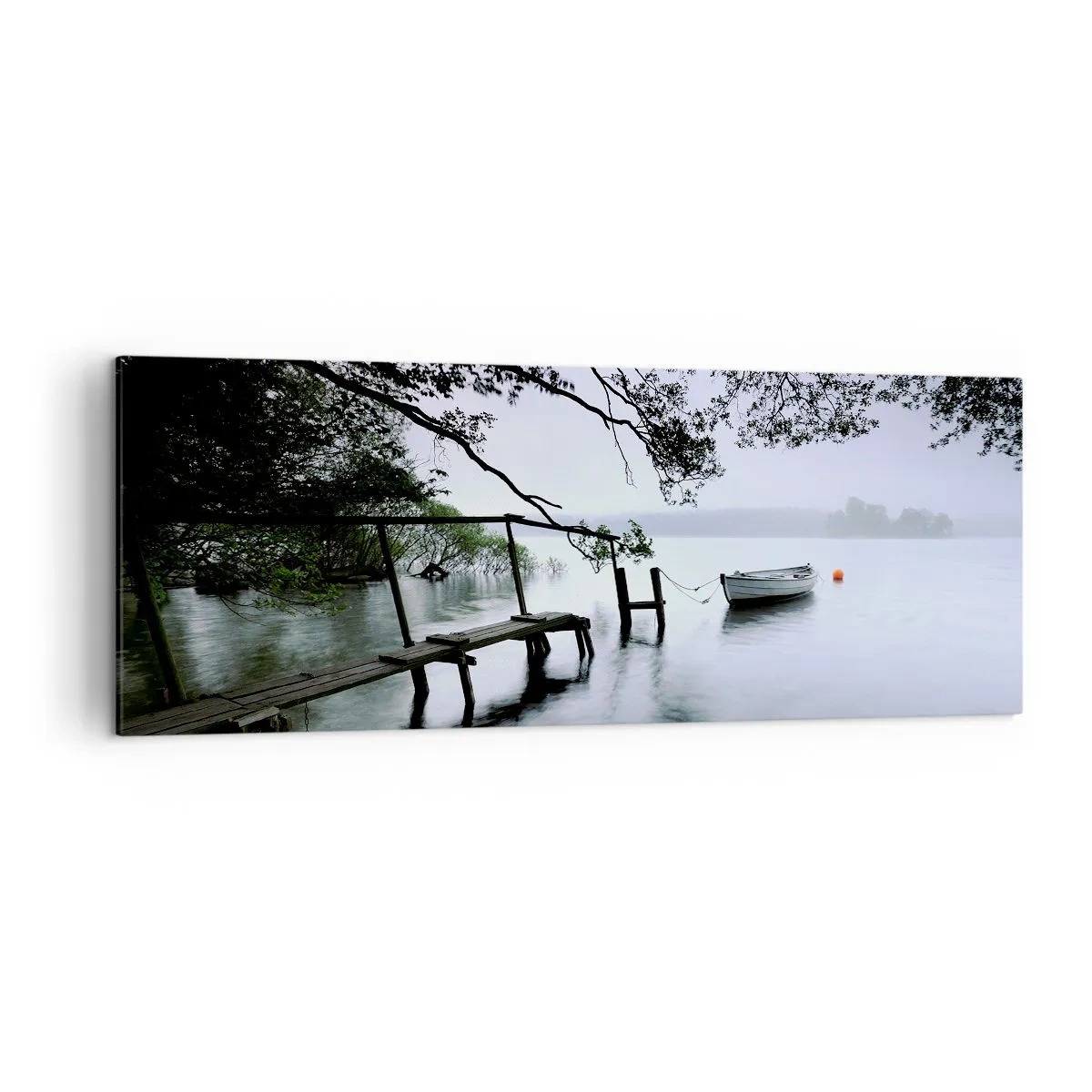 Quadro su tela - Stampe su Tela - Un molo sull'acqua con una barca sullo sfondo circondata da un paesaggio nebbioso - 140x50cm - E già ti riposi - Decorazione murale moderna per soggiorno e camera da letto ARTTOR