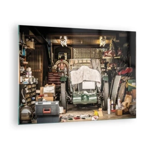Quadro su vetro - Garage d'epoca con un'auto coperta da un telo, circondata da attrezzi e scatole - 70x50cm - Ritorno al passato - Decorazione murale moderna per soggiorno e camera da letto ARTTOR
