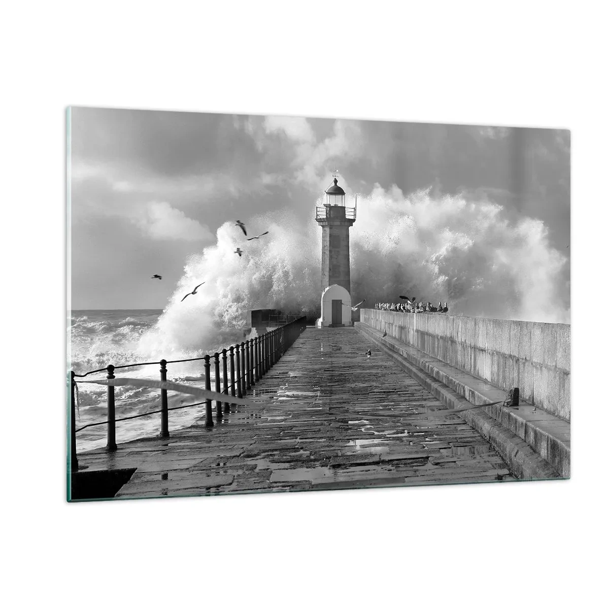 Quadro su vetro - Una foto in bianco e nero di un faro in mezzo alle onde che si infrangono. - 120x80cm - Senza paura - Decorazione murale moderna per soggiorno e camera da letto ARTTOR