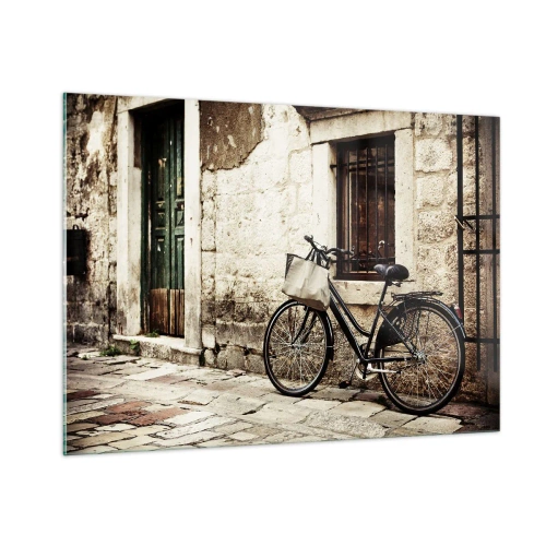 Quadro su vetro - Una bicicletta bianca e nera appoggiata a un vecchio condominio - 100x70cm - Ritorno al passato - Decorazione murale moderna per soggiorno e camera da letto ARTTOR