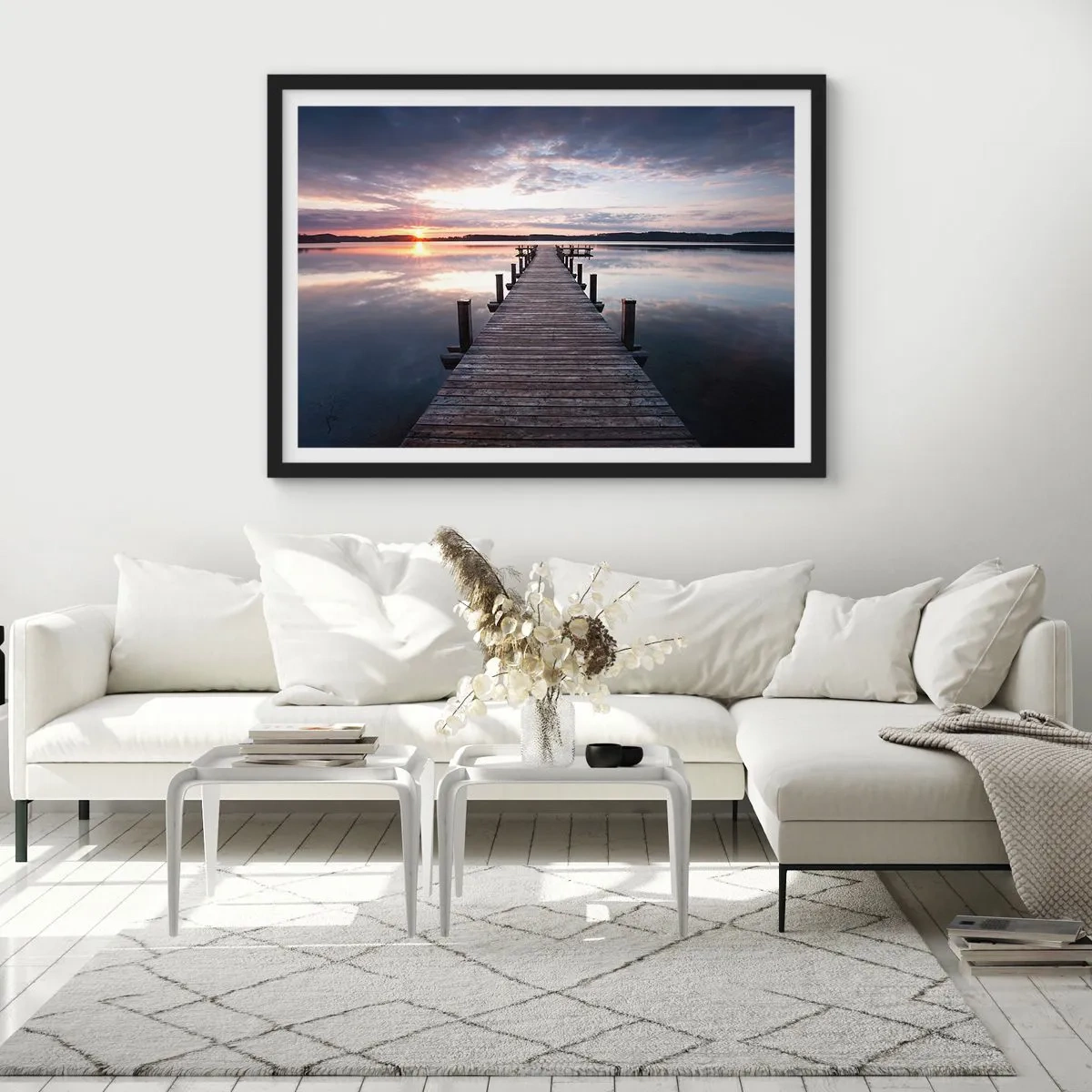 Poster in cornice nera - Un molo su un lago al tramonto in un paesaggio tranquillo - 100x70cm - Il silenzioso confine del giorno e della notte - Decorazione murale moderna per soggiorno e camera da letto ARTTOR