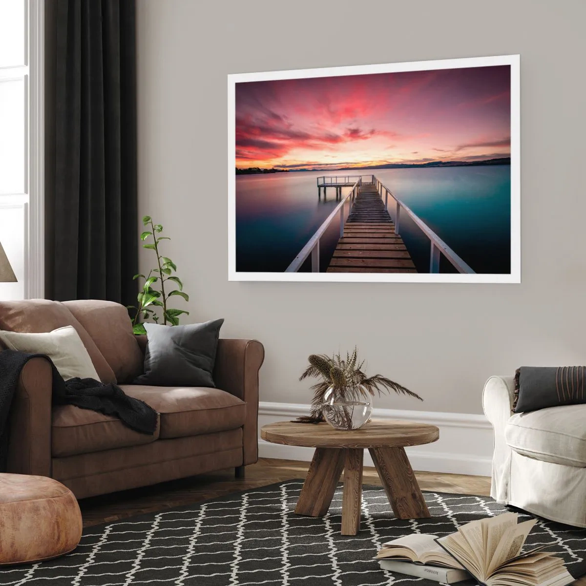 Poster - Un molo che conduce a un lago tranquillo al tramonto - 100x70cm - La fiamma mite della sera - Decorazione murale moderna per soggiorno e camera da letto ARTTOR