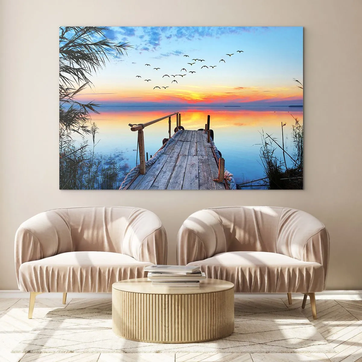 Quadro su vetro - Un molo di legno sopra un lago al tramonto con uno stormo di uccelli che vola sopra la testa - 70x50cm - Il tempo del ritorno - Decorazione murale moderna per soggiorno e camera da letto ARTTOR