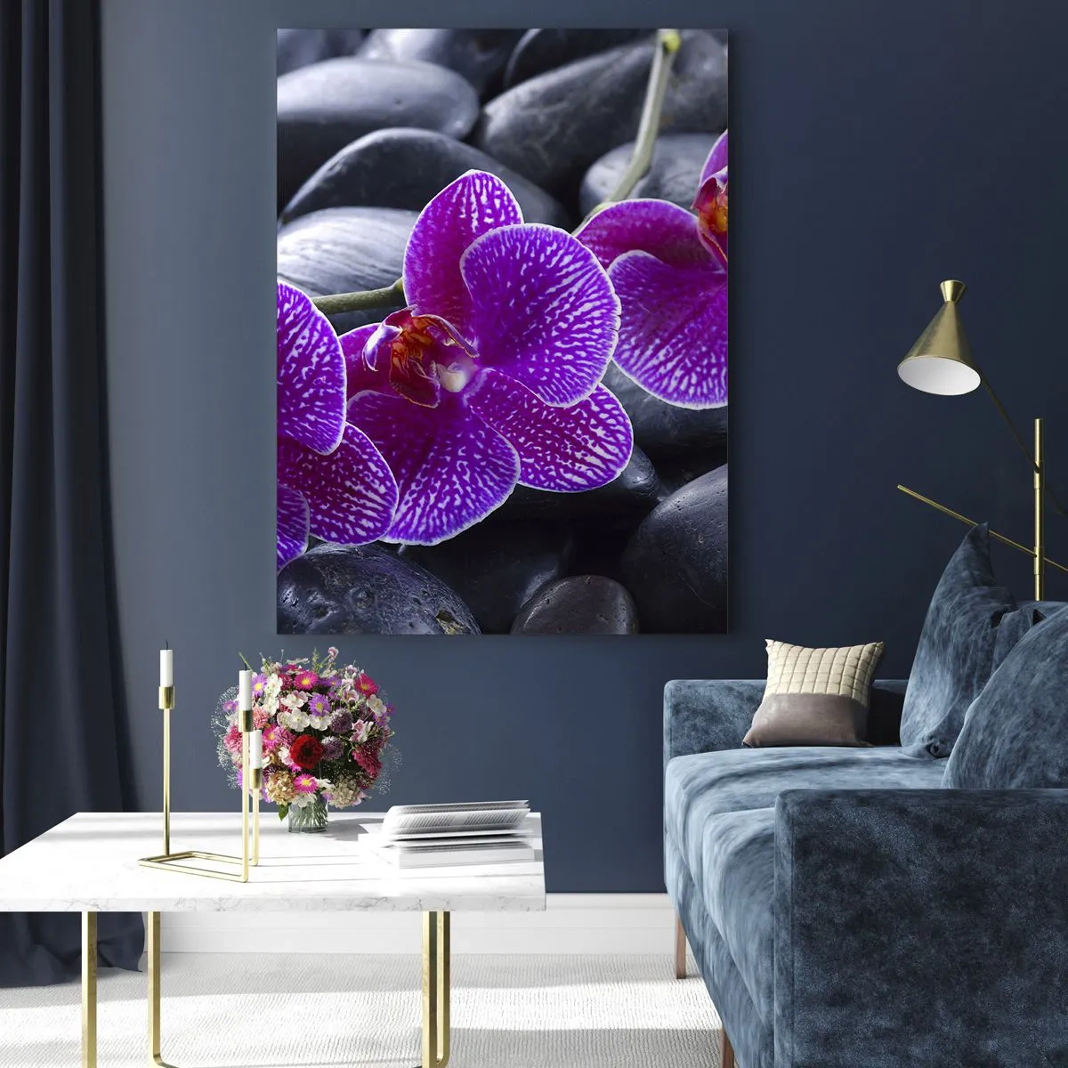 Quadro su vetro - Orchidee viola su uno sfondo di pietre lisce - 50x70cm - Le pietre brillano di ammirazione - Decorazione murale moderna per soggiorno e camera da letto ARTTOR
