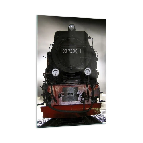 Quadro su vetro - Una locomotiva a vapore circondata dal vapore contro un cielo scuro in un ambiente suggestivo - 80x120cm - Ansima, sbuffa e soffia - Decorazione murale moderna per soggiorno e camera da letto ARTTOR