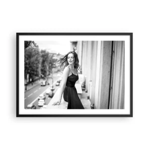 Poster in cornice nera - Foto in bianco e nero di una donna su un balcone - 70x50cm - Sicuramente parigina - Decorazione murale moderna per soggiorno e camera da letto ARTTOR