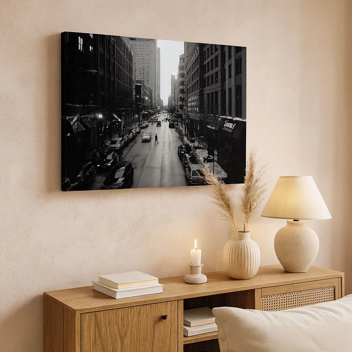 Quadro su tela - Stampe su Tela - Una strada bianca e nera nel centro della città con auto e pedoni - 70x50cm - Un giorno come tanti - Decorazione murale moderna per soggiorno e camera da letto ARTTOR
