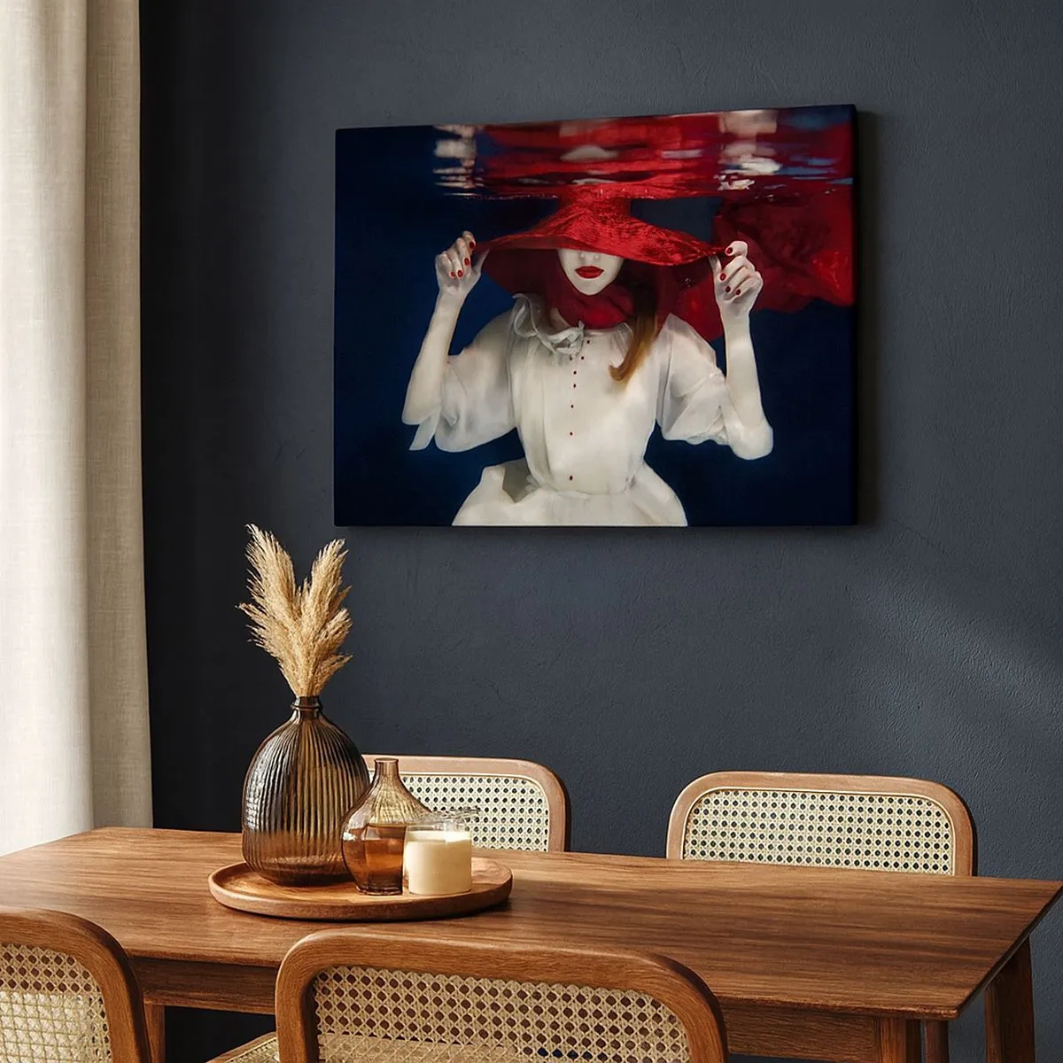 Quadro su tela - Stampe su Tela - Una donna con un cappello rosso immersa nell'acqua - 70x50cm - Donnagatto - Decorazione murale moderna per soggiorno e camera da letto ARTTOR