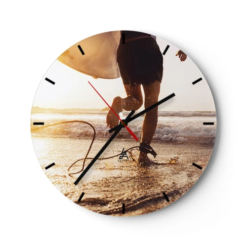 Orologio da parete - Orologio in Vetro - Un surfista corre lungo la spiaggia con la sua tavola al tramonto. - 30x30cm - L'incontro delle onde - Decorazione murale moderna per soggiorno, cucina e camera da letto ARTTOR