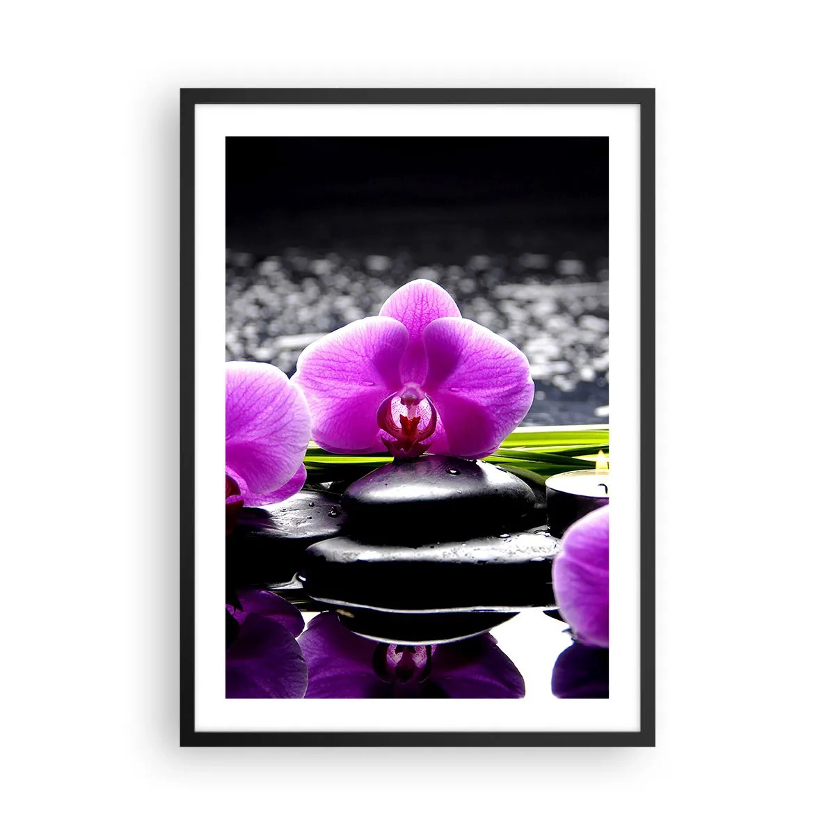 Poster in cornice nera - Un'orchidea viola su uno sfondo di pietre e acqua in un ambiente simile a una spa - 50x70cm - Annegare nel silenzio e nella pace - Decorazione murale moderna per soggiorno e camera da letto ARTTOR