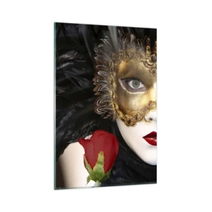 Quadro su vetro - Maschera veneziana dorata con piume e rosa rossa, motivo misterioso. - 80x120cm - Perché la vita è un grande ballo - Decorazione murale moderna per soggiorno e camera da letto ARTTOR