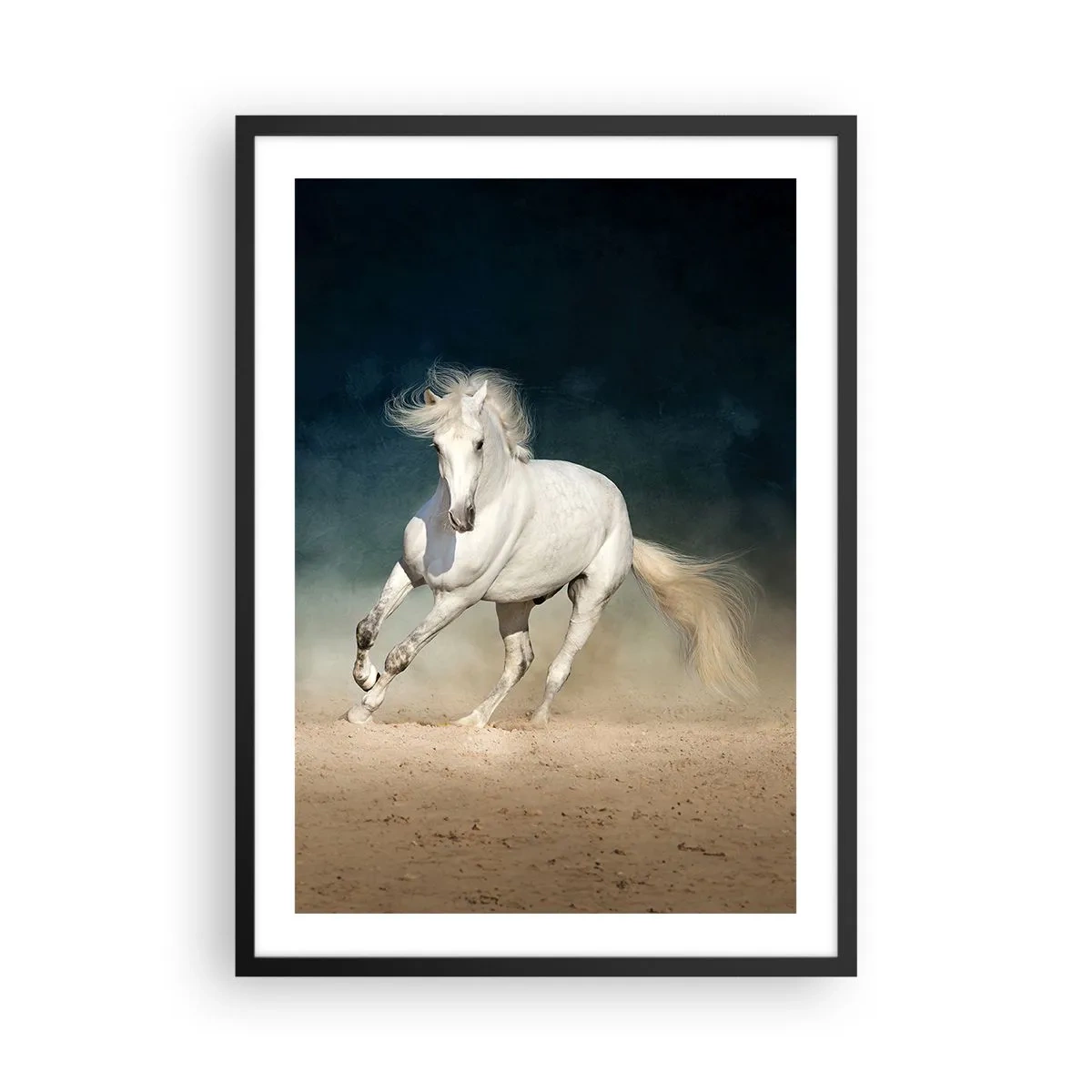 Poster in cornice nera - Un cavallo bianco che galoppa sul terreno sabbioso - 50x70cm - Libertà allo stato puro - Decorazione murale moderna per soggiorno e camera da letto ARTTOR