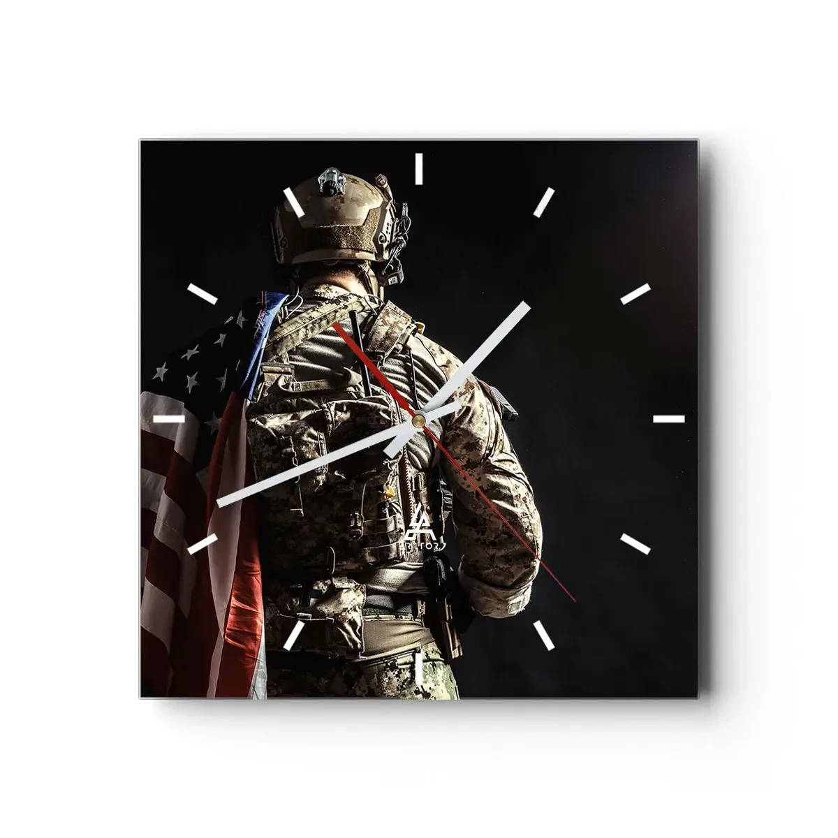 Orologio da parete - Orologio in Vetro - Un soldato in uniforme con una bandiera su uno sfondo scuro - 30x30cm - Proprio per questo - Decorazione murale moderna per soggiorno e camera da letto ARTTOR