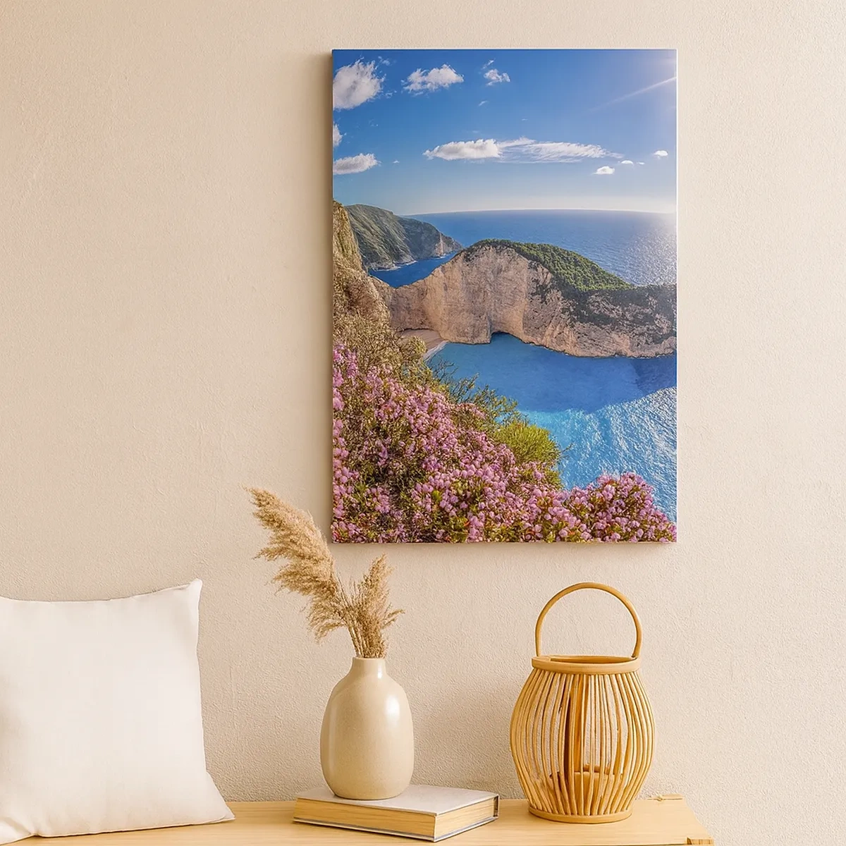 Quadro su tela - Stampe su Tela - Una scogliera con fiori, un mare turchese e un soleggiato paesaggio greco - 50x70cm - Le mie grosse vacanze greche - Decorazione murale moderna per soggiorno e camera da letto ARTTOR