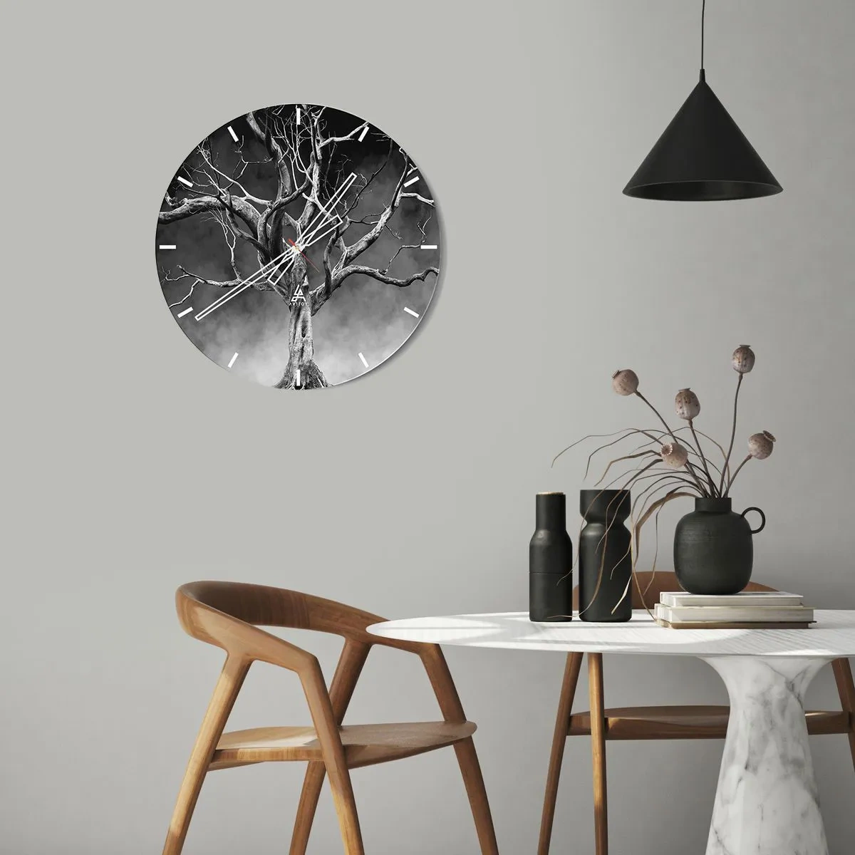 Orologio da parete - Orologio in Vetro - Un albero secco sullo sfondo di nuvole scure in toni monocromatici - 30x30cm - Primordiale e sacro - Decorazione murale moderna per soggiorno, cucina e camera da letto ARTTOR