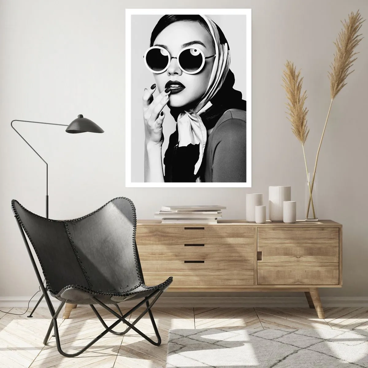 Poster - Ritratto di una donna che indossa occhiali da sole e una sciarpa - 50x70cm - Saluti dagli anni '60 - Decorazione murale moderna per soggiorno e camera da letto ARTTOR