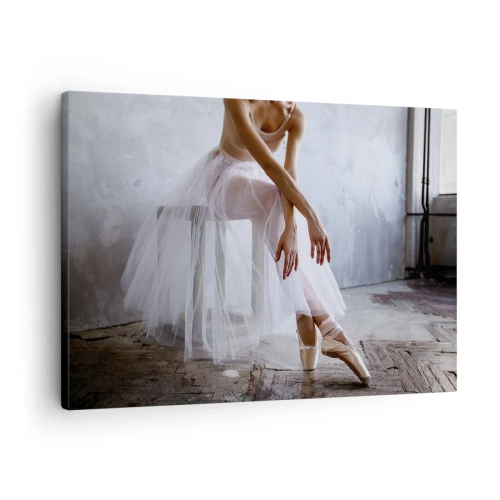 Quadro su tela - Stampe su Tela - Una ballerina in una posa delicata su uno sfondo industriale - 70x50cm - Prima che si accendano le luci del palco - Decorazione murale moderna per soggiorno e camera da letto ARTTOR