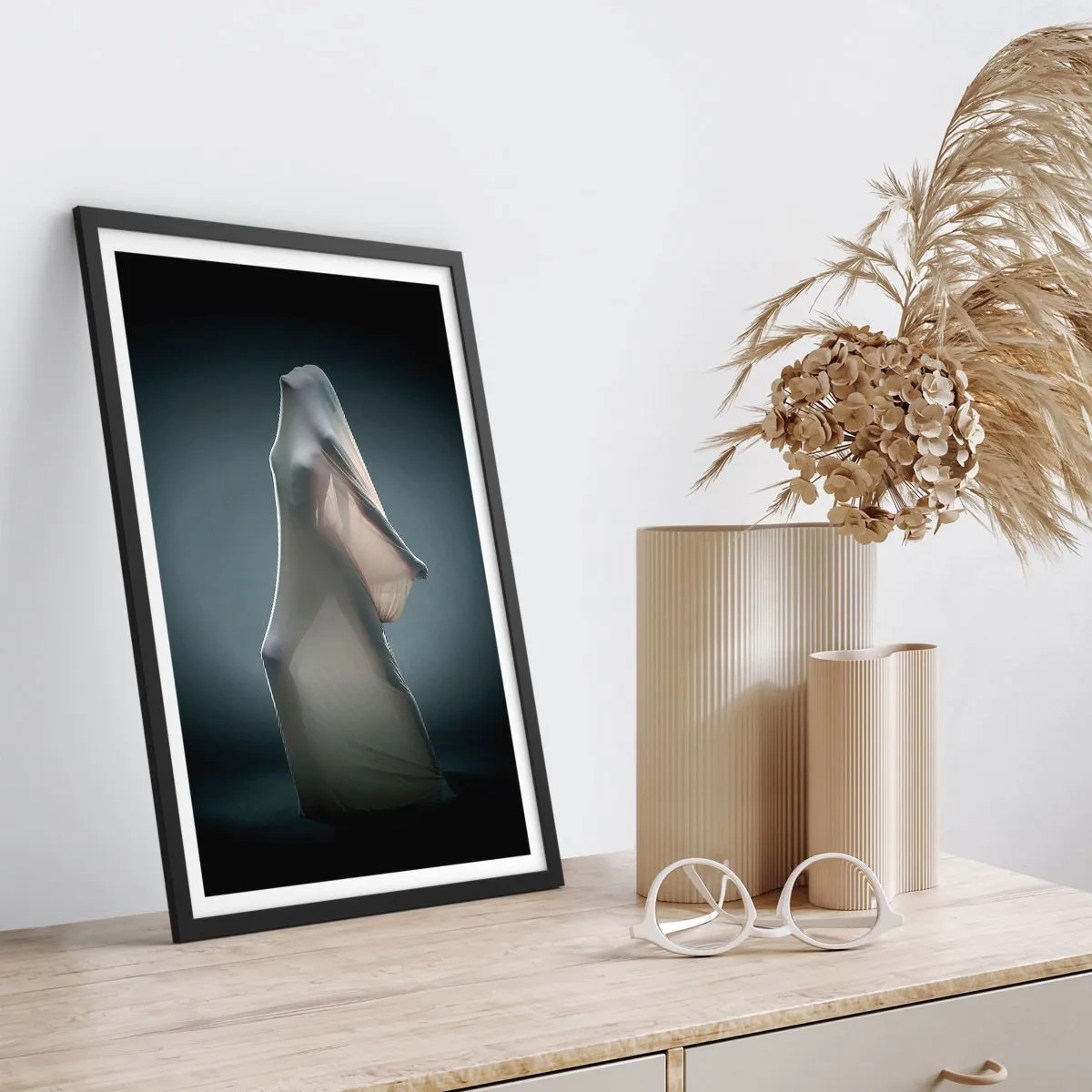 Poster in cornice nera - Una figura nascosta sotto un materiale trasparente su uno sfondo scuro - 50x70cm - Desideri nascosti - Decorazione murale moderna per soggiorno e camera da letto ARTTOR