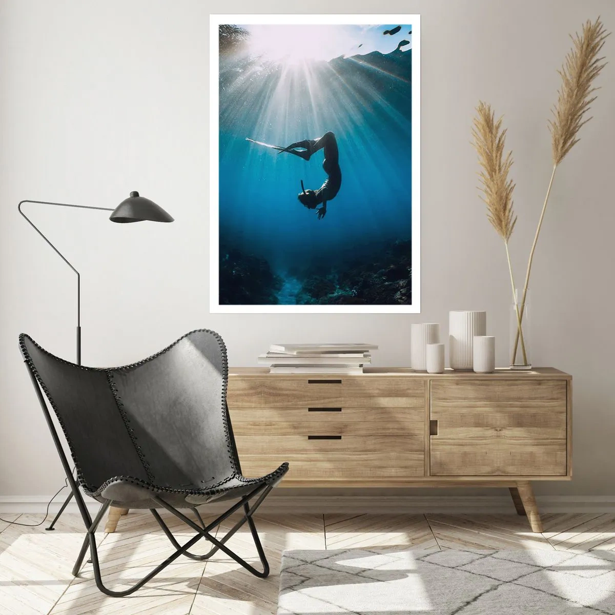 Poster - Subacqueo nei raggi di luce sott'acqua - 50x70cm - Danza subacquea - Decorazione murale moderna per soggiorno e camera da letto ARTTOR