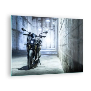 Quadro su vetro - Una motocicletta in un interno industriale con pareti di cemento - 70x50cm - Prima che rombi il motore - Decorazione murale moderna per soggiorno e camera da letto ARTTOR