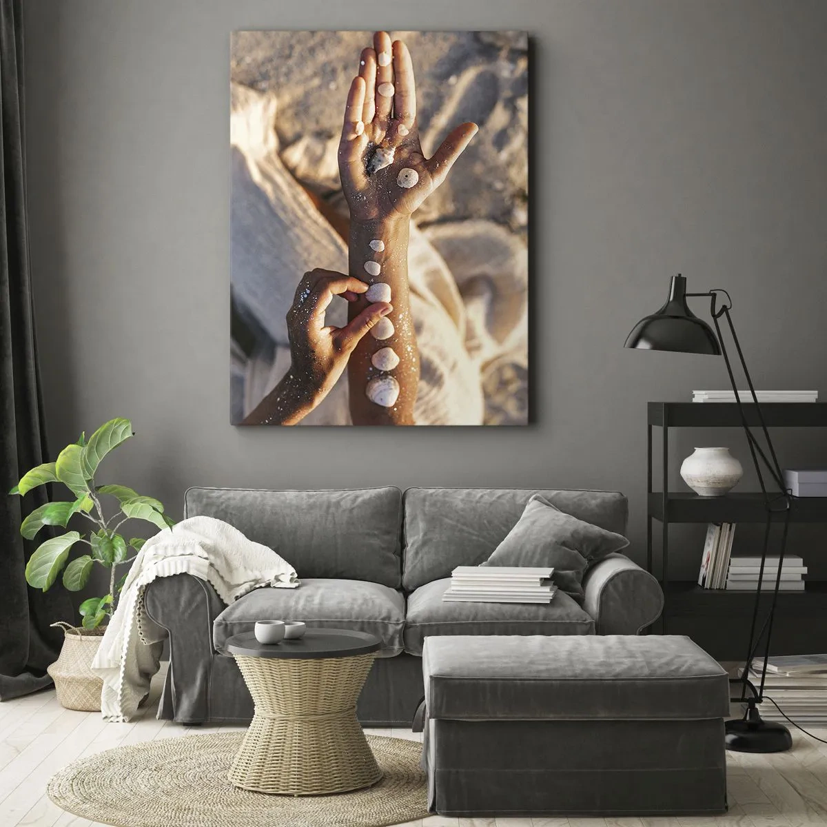 Quadro su tela - Stampe su Tela - Mani con conchiglie disposte sullo sfondo di sabbia - 50x70cm - La bellezza a portata di mano - Decorazione murale moderna per soggiorno e camera da letto ARTTOR
