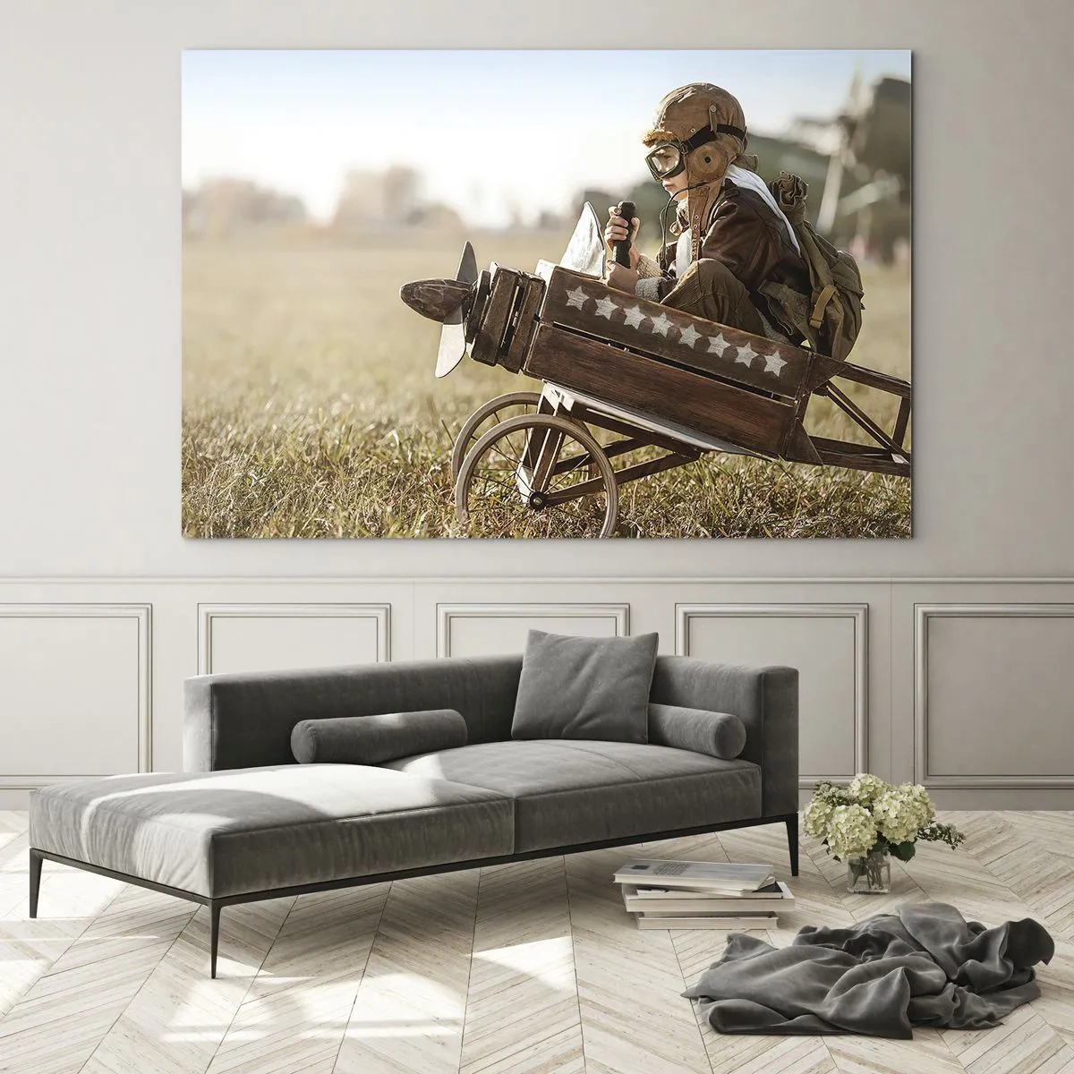 Quadro su vetro - Un bambino su un aeroplano di legno, che finge di essere un pilota, indossando abiti da aviatore. - 120x80cm - Decollo verso i sogni - Decorazione murale moderna per soggiorno e camera da letto ARTTOR
