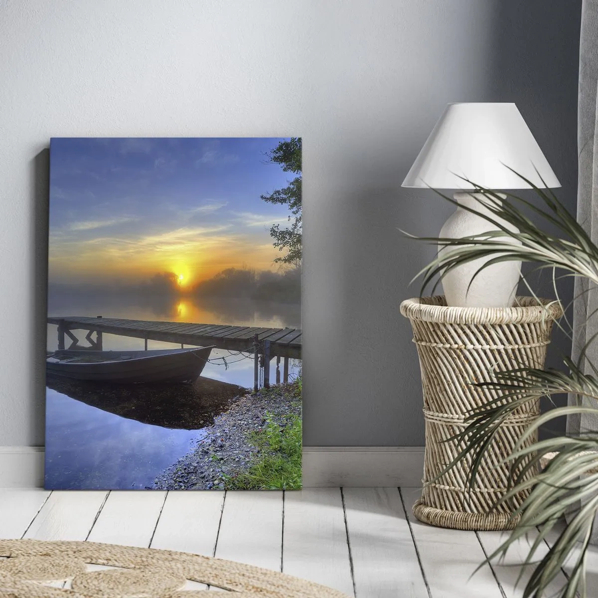 Quadro su tela - Stampe su Tela - Un molo sul lago all'alba con una barca sulla riva - 70x100cm - Come la normalità diventa magica - Decorazione murale moderna per soggiorno e camera da letto ARTTOR