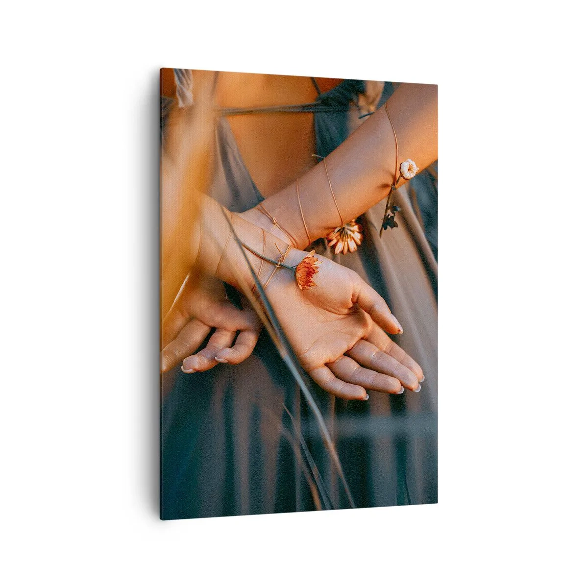 Quadro su tela - Stampe su Tela - Mani sensuali con fiori in un ambiente naturale - 70x100cm - Legata alla natura - Decorazione murale moderna per soggiorno e camera da letto ARTTOR