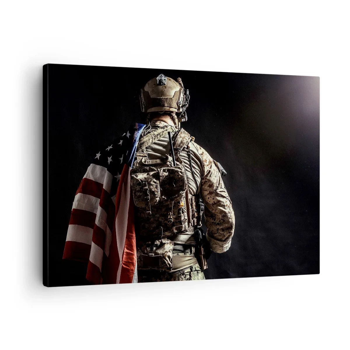 Quadro su tela - Stampe su Tela - Un soldato in uniforme con una bandiera su uno sfondo scuro - 70x50cm - Proprio per questo - Decorazione murale moderna per soggiorno e camera da letto ARTTOR