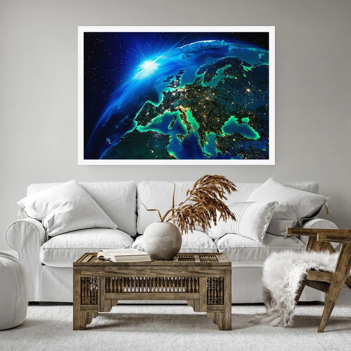 Poster - Una vista di Europa dallo spazio, alla luce del sole nascente. - 100x70cm - L'Europa scintillante - Decorazione murale moderna per soggiorno e camera da letto ARTTOR