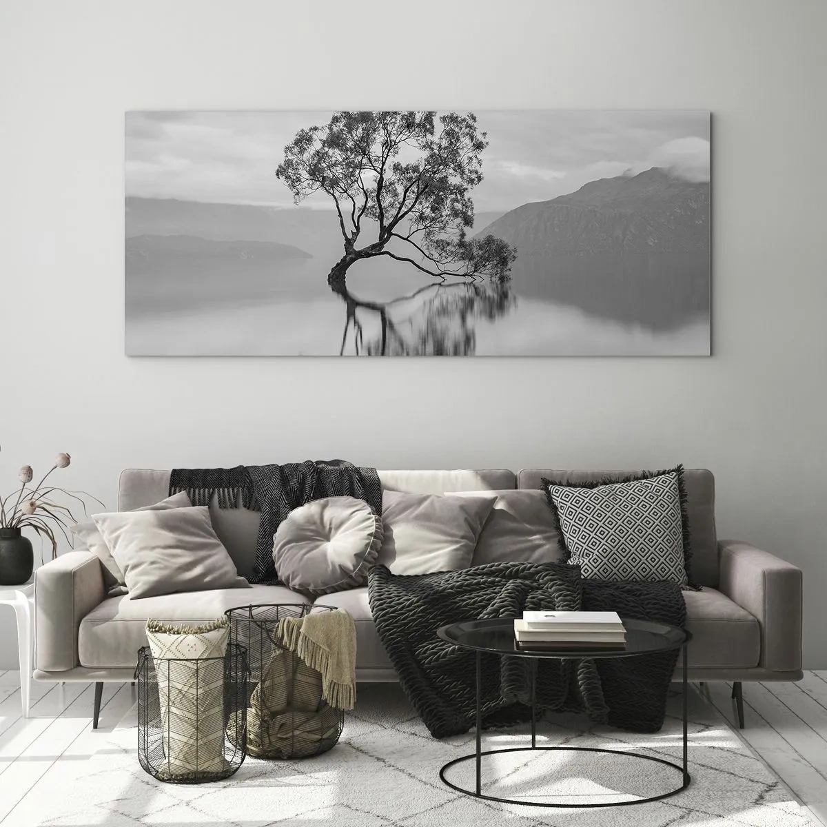 Quadro su vetro - Un albero solitario riflesso nell'acqua con le montagne sullo sfondo - 120x50cm - C'è un paese così - Decorazione murale moderna per soggiorno e camera da letto ARTTOR