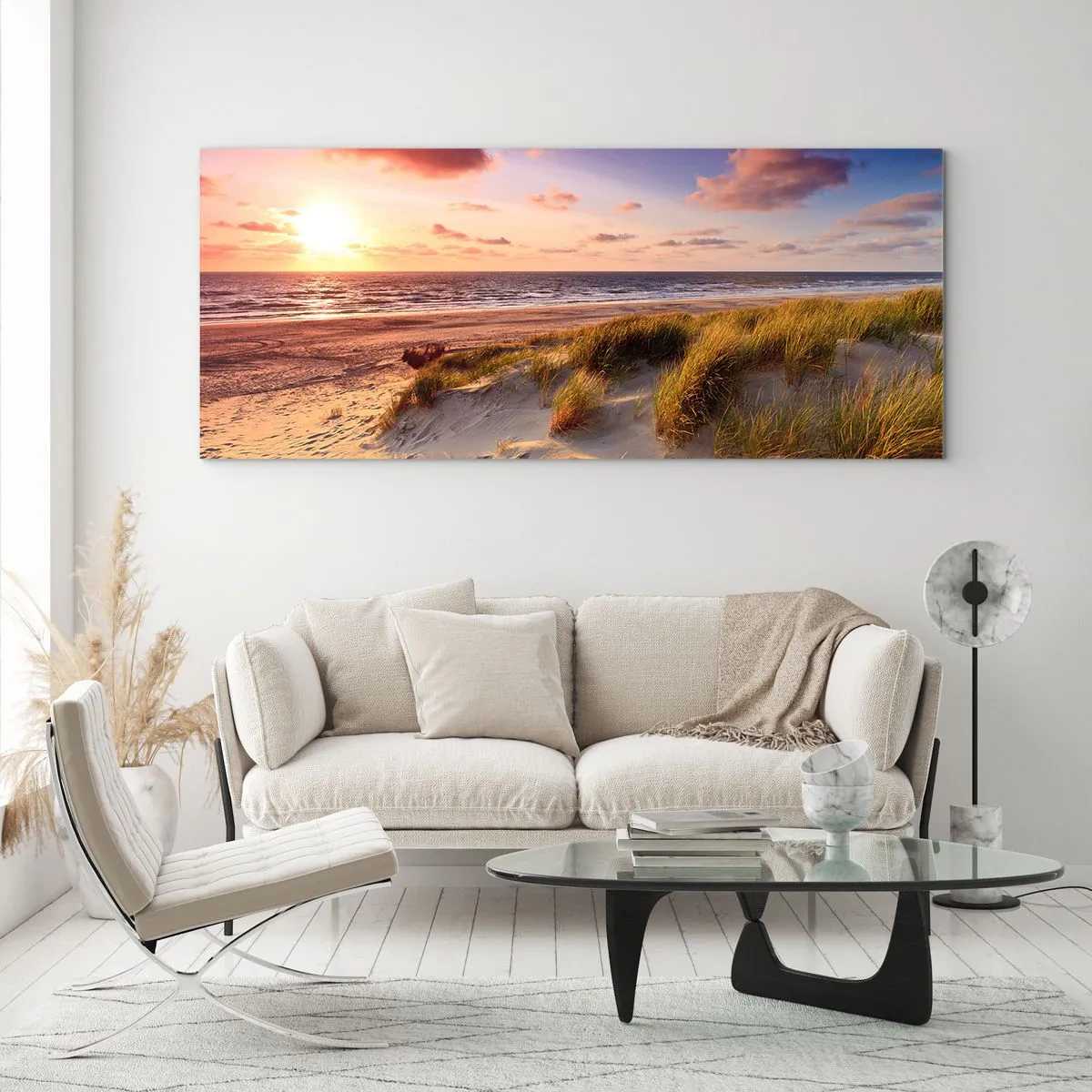 Quadro su vetro - Una spiaggia erbosa e un tramonto su un mare calmo - 140x50cm - L'aria già profuma di estate - Decorazione murale moderna per soggiorno e camera da letto ARTTOR