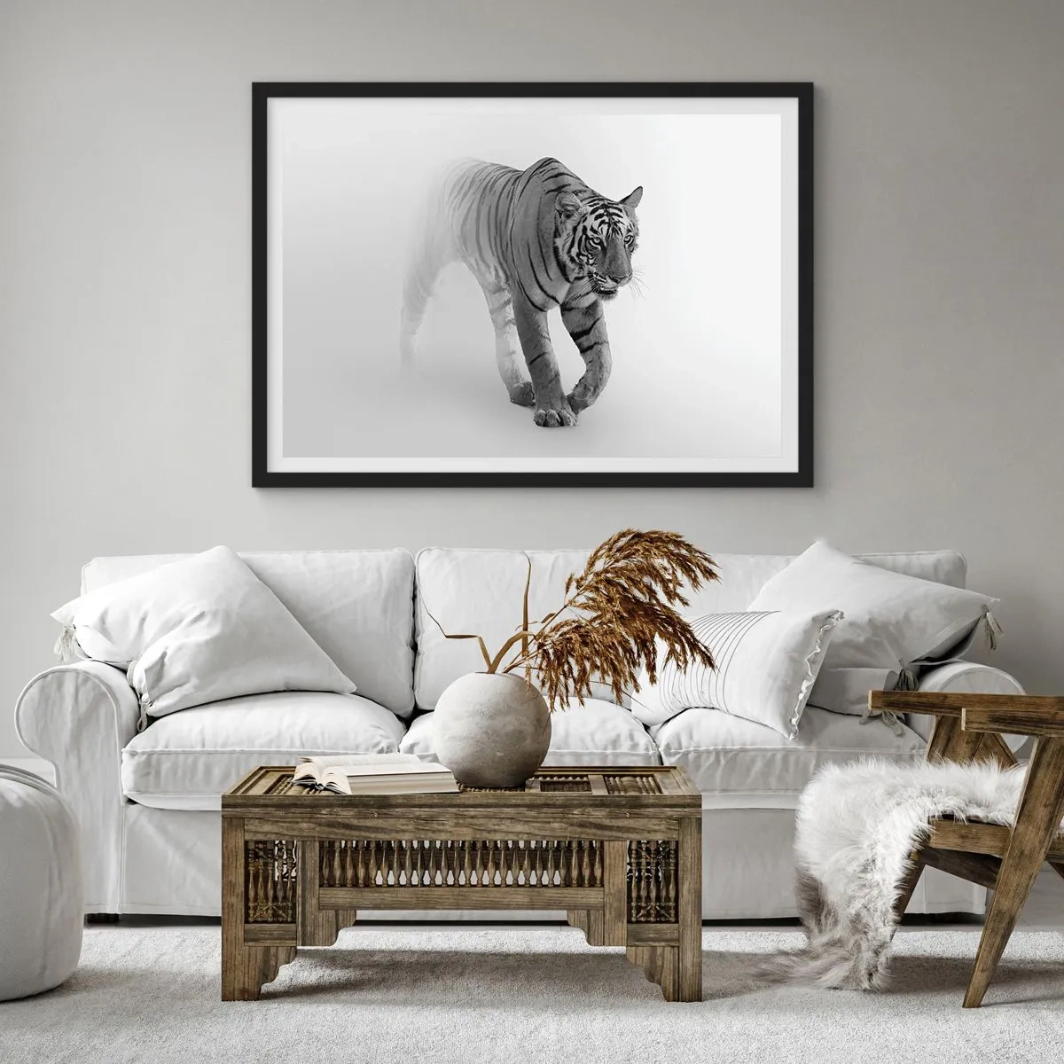 Poster in cornice nera - Una tigre che emerge dalla nebbia - 70x50cm - Incantato nella nebbia - Decorazione murale moderna per soggiorno e camera da letto ARTTOR