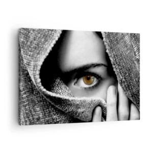 Quadro su tela - Stampe su Tela - Ritratto di una donna con un occhio color ambra ricoperto da un tessuto nei toni del grigio. - 70x50cm - Scopri il segreto - Decorazione murale moderna per soggiorno e camera da letto ARTTOR