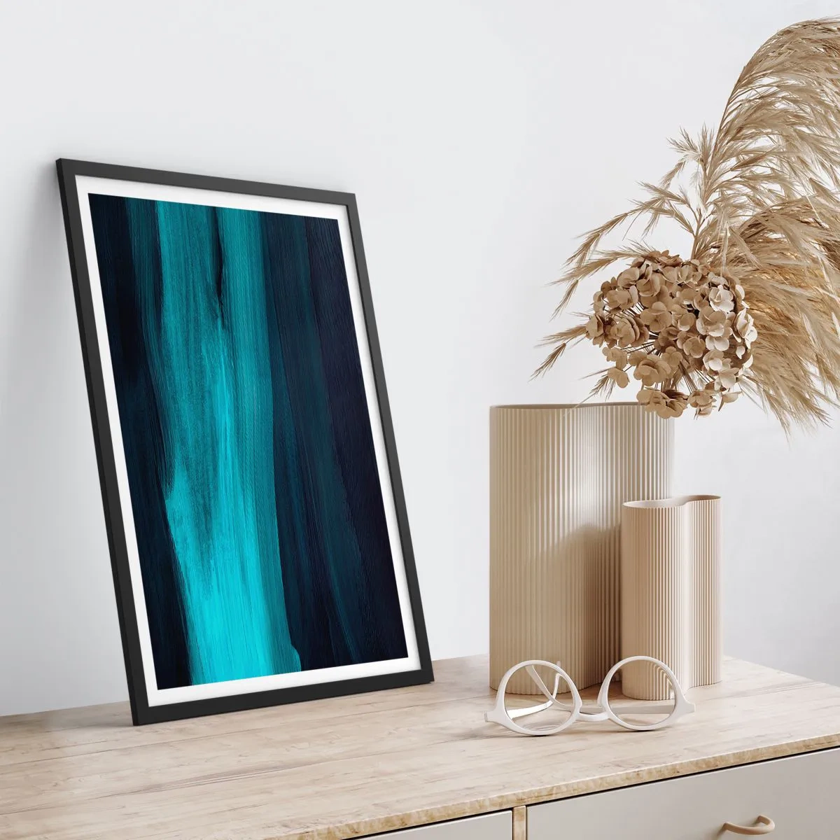 Poster in cornice nera - Una composizione astratta nei toni del nero e del turchese - 50x70cm - Seguendo la corrente - Decorazione murale moderna per soggiorno e camera da letto ARTTOR