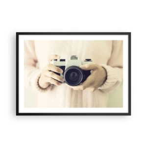 Poster in cornice nera - Macchina fotografica retrò tenuta in mano su uno sfondo chiaro - 70x50cm - Per vedere meglio... - Decorazione murale moderna per soggiorno e camera da letto ARTTOR