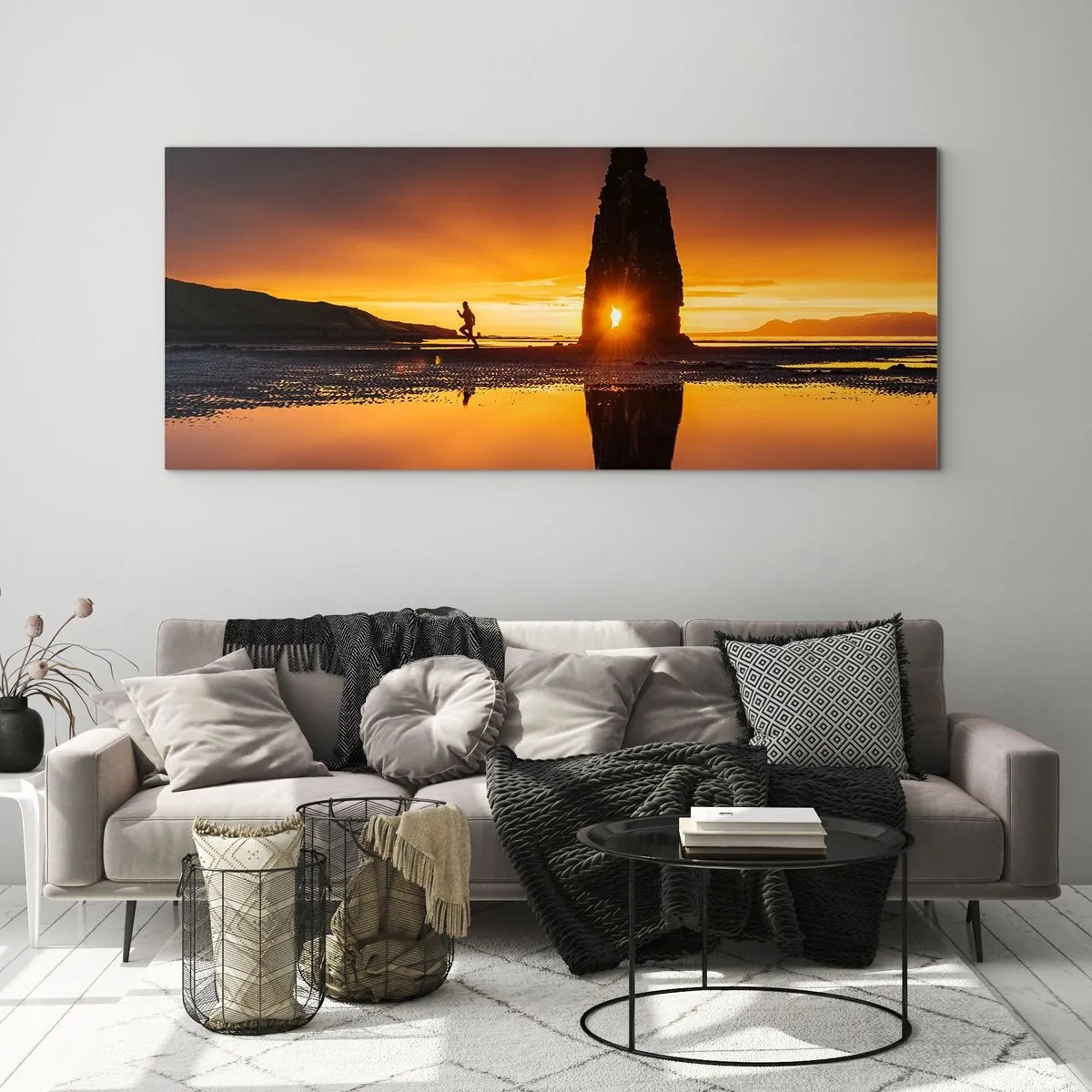 Quadro su vetro - Persona che corre sulla spiaggia al tramonto con formazione rocciosa - 160x50cm - Solo tu e la natura - Decorazione murale moderna per soggiorno e camera da letto ARTTOR
