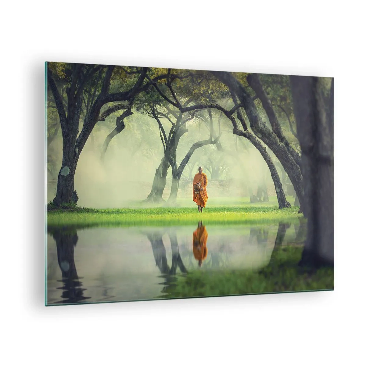 Quadro su vetro - Un monaco in una veste arancione cammina tra gli alberi in riva all'acqua - 70x50cm - In cammino verso l'illuminazione - Decorazione murale moderna per soggiorno e camera da letto ARTTOR