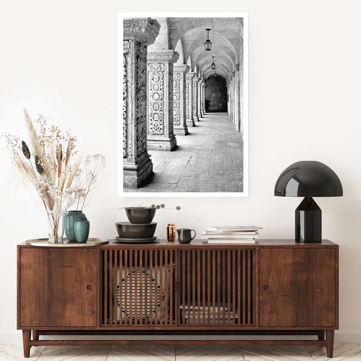 Poster - Una fotografia in bianco e nero di un chiostro storico con colonne - 50x70cm - Dove porterà? - Decorazione murale moderna per soggiorno e camera da letto ARTTOR