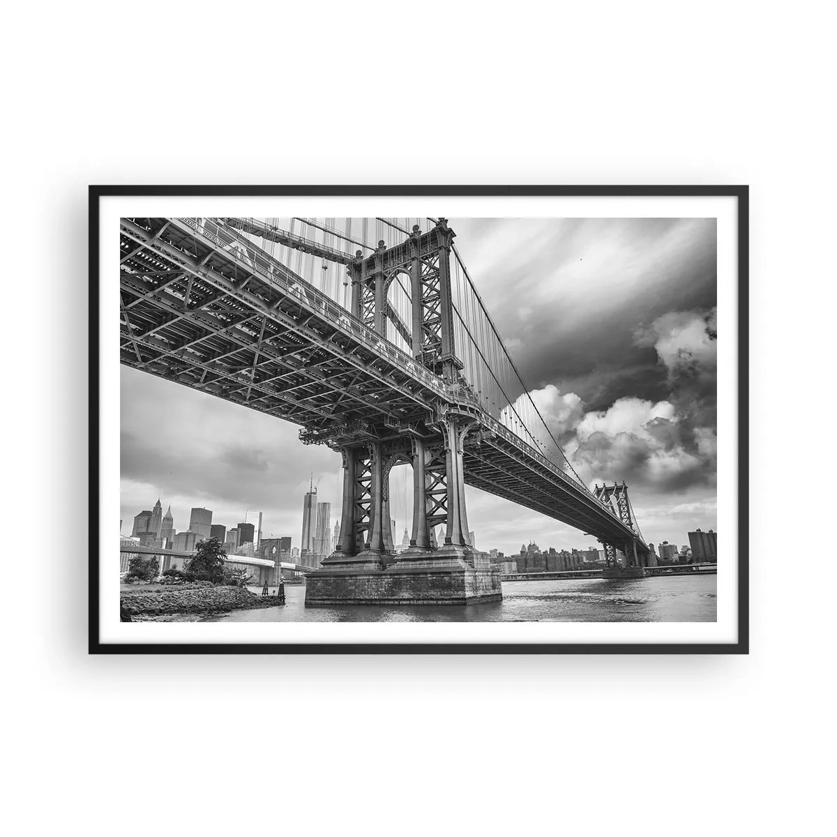 Poster in cornice nera - Un ponte in bianco e nero con vista sulla città - 100x70cm - Verso il cuore della città - Decorazione murale moderna per soggiorno e camera da letto ARTTOR